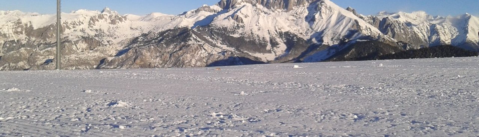 Montagne coperte di neve nel Monte Pora. Ottimo posto per una delle lezioni di snowboard per bambini e adulti di tutti i livelli.
