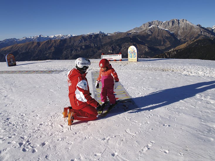 Primi passi sulla neve per un giovane partecipante di una delle lezioni private di sci per bambini di tutti i livelli al Monte Pora.