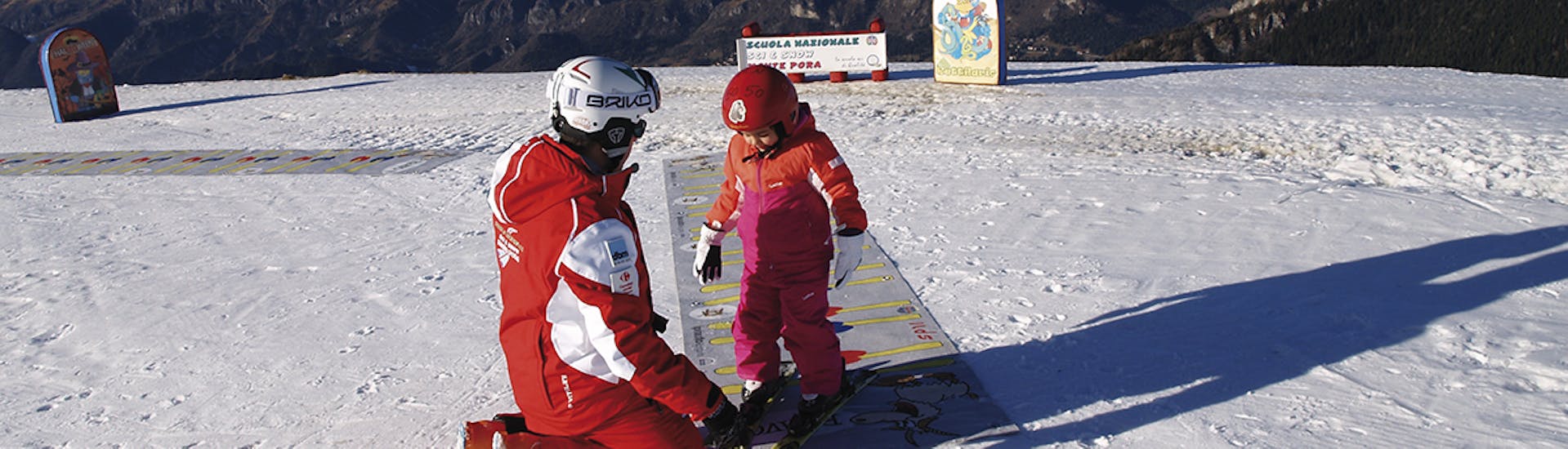 Primi passi sulla neve per un giovane partecipante di una delle lezioni private di sci per bambini di tutti i livelli al Monte Pora.