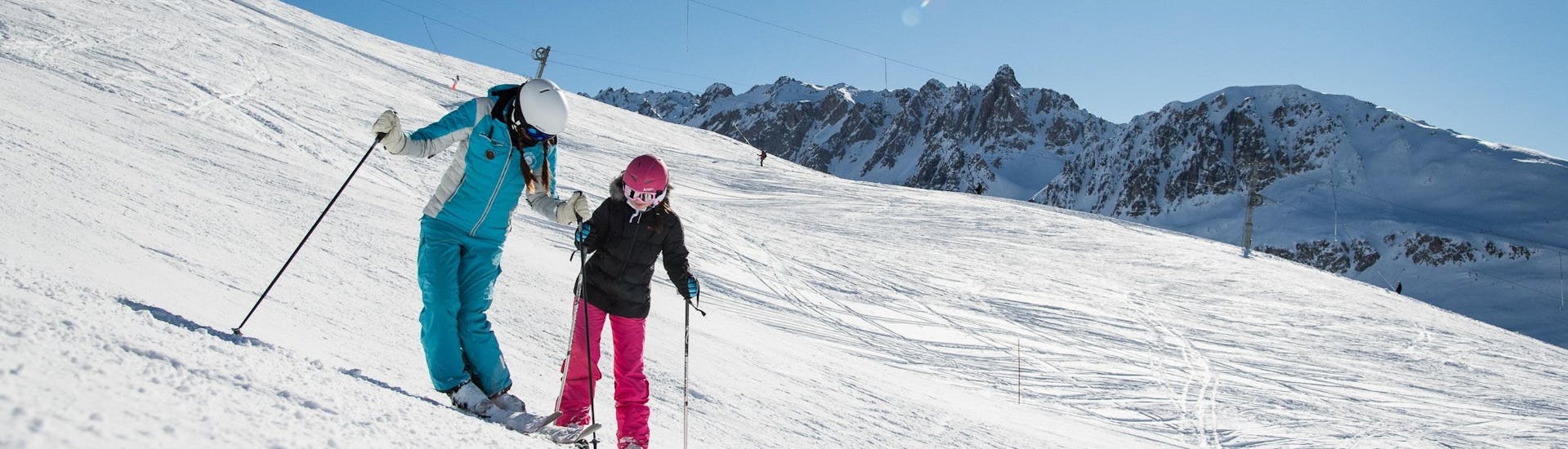 Un skieur apprend à bien se positionner sur les skis avec son moniteur de ski de l'école de ski ESI Dévoluy pendant son Cours particulier de ski pour Adultes - Février.