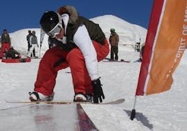 A snowboarder enjoying his Private Snowboarding Lessons for Kids (from 6 y.) & Adults of All Levels from Private Ski School Höll.