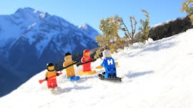 Ein Skilehrer der Skischule Habeler Mayrhofen erklärt der Gruppe im Rahmen des Skikurses für Erwachsene "MAX6" für Anfänger die Technik.
