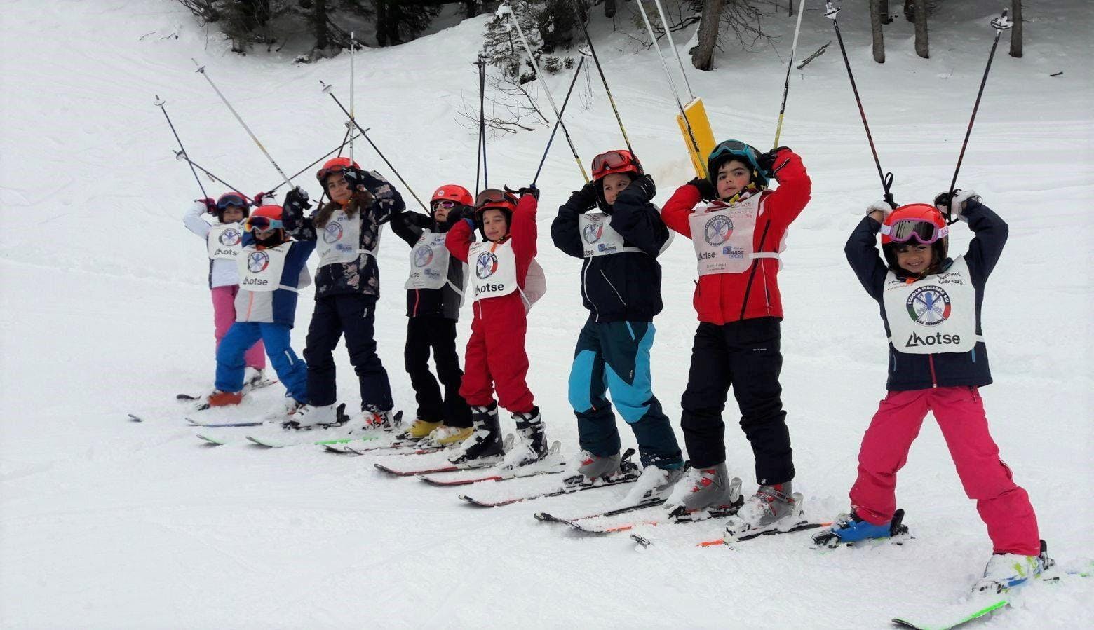 Skilessen voor kinderen (6-13 jaar) voor alle niveaus met Scuola di Sci Val Rendena Een groep deelnemers van de kinderskilessen (6-13 j.) - eerste keer georganiseerd door de skischool Scuola di Sci Val Rendena in het skigebied van Pinzolo amuseert zich op de besneeuwde hellingen.