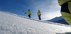 Im Angebot Privater Skikurs für Erwachsene - Alle Levels hören die Teilnehmer aufmerksam dem Skilehrer zu.