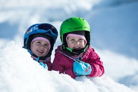Deux petits s'amusent dans le jardin d'enfants de 2 à 6 ans de l'Escuela Española de Esquí y Snowboard de Cerler. 