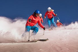Skifahrerinnen und Skifahrer geniessen ihren privaten Skikurs für Erwachsene aller Levels mit der Skischule Top secret in Davos Klosters.