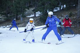 Kinderen vanaf 3 jaar volgen privé skiles bij Escuela Española de Esquí y Snowboard de Cerler.