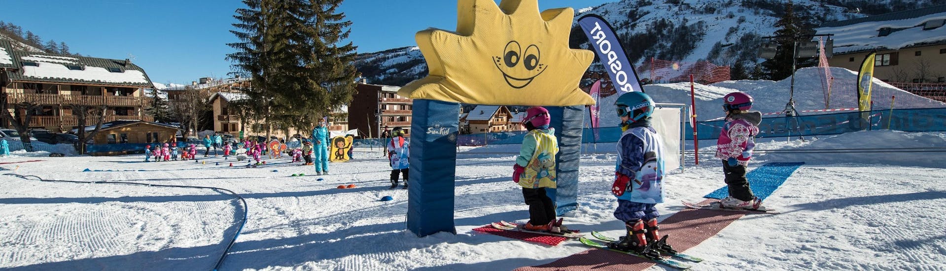 Los niños están aprendiendo a esquiar con juegos en el área seguro del jardín infantil durante sus clases de esquí para niños (3-4 años) - Mañana con la escuela de esquí ESI Ecoloski Barèges.