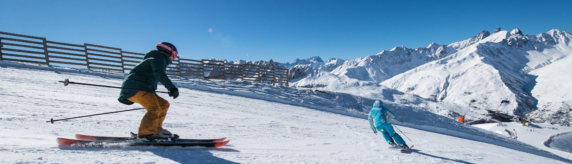Un skieur suit son moniteur de ski de l'école de ski ESI Ecoloski Barèges le long d'une piste pendant son Cours particulier de ski pour Adultes - Basse saison.