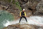 Bei der Extrem Canyoning Tour im Allgäu mit canyoning erleben seilt sich ein Teilnehmer über einen Wasserfall ab.