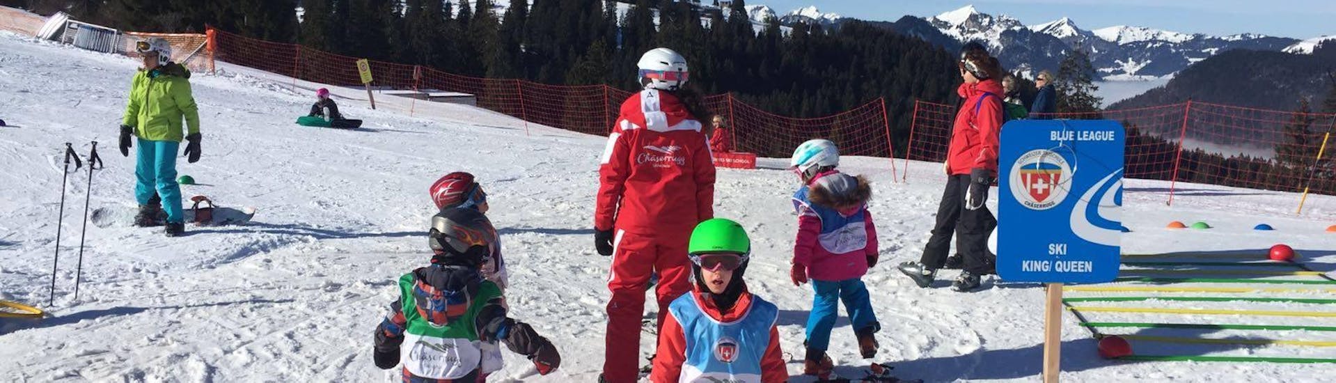 Am Sammelplatz bereiten sich die jungen Skifahrer auf ihren Kinder Skikurs (3-5 Jahre) - Anfänger mit der Schweizer Skischule Chäserrugg vor und treffen ihre Skilehrer.