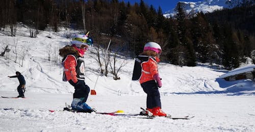 Clases de esquí para niños a partir de 3 años para debutantes con École de ski Evolution 2 Sainte Foy Clases de esquí para niños a partir de 3 años para debutantes con École de ski Evolution 2 Sainte Foy.