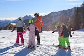 Alcuni bambini si divertono durante le Lezioni di sci per bambini (5-12 anni) per tutti i livelli con Scuola Sci Civetta - Val di Zoldo Pecol.