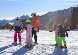 Alcuni bambini si divertono durante le Lezioni di sci per bambini (5-12 anni) per tutti i livelli con Scuola Sci Civetta - Val di Zoldo Pecol.