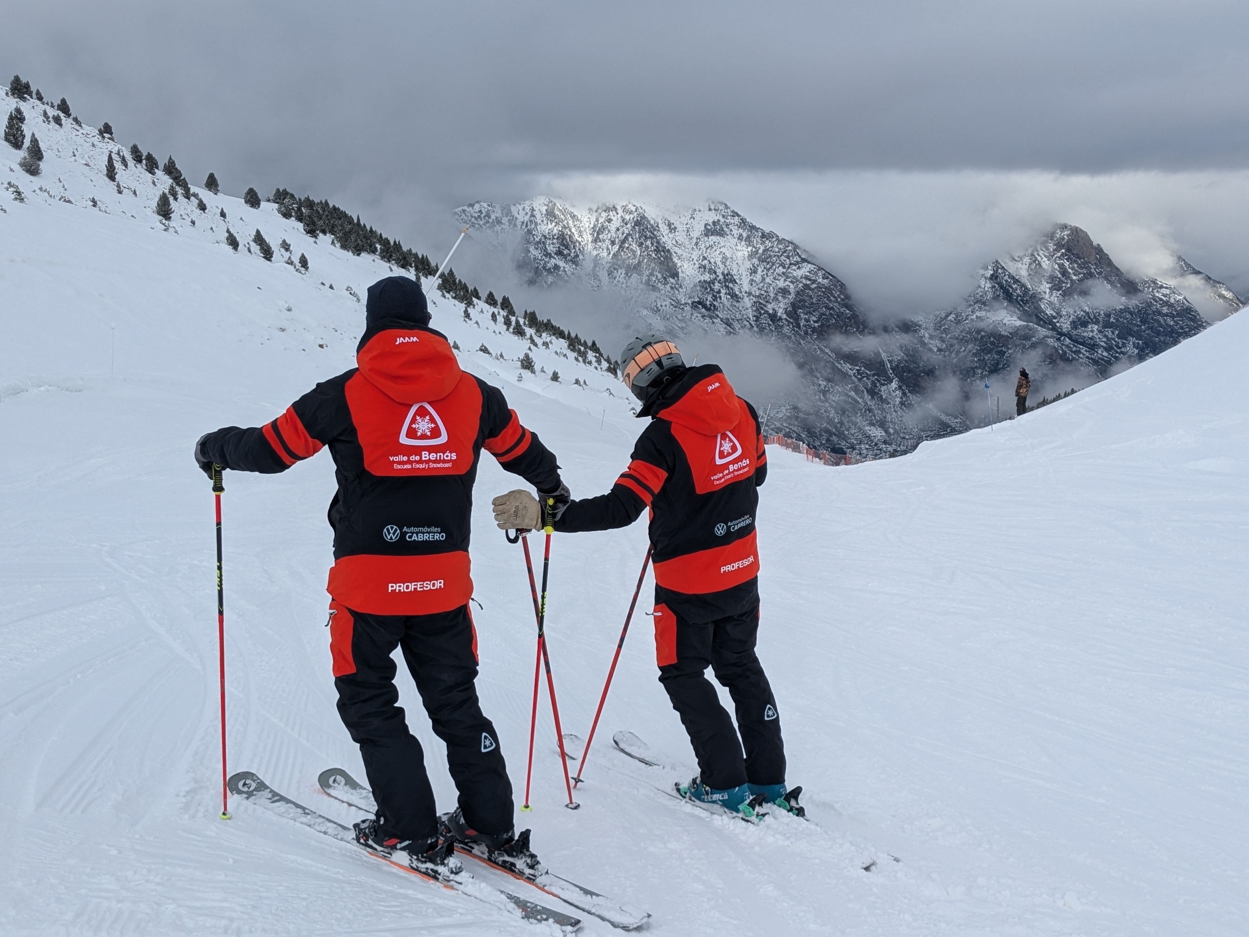 Private Ski Lessons for Adults of All Levels from Escuela Esquí y Snowboard Valle de Benás.