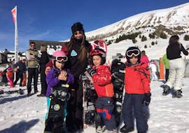Snowbordeurs pendant leurs cours privés de snowboard pour enfants et adultes - tous les niveaux de l'école de ski Escuela Esquí y Snowboard Valle de Benás.