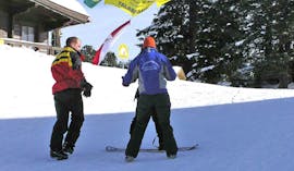 Immagine di due partecipanti durante le lezioni di snowboard per adulti "Cruise Control" con la Snowboard School SMT Mayrhofen.