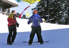 Picture of two participants during the Adult Snowboarding Lessons "Cruise Control" with Snowboard School SMT Mayrhofen.