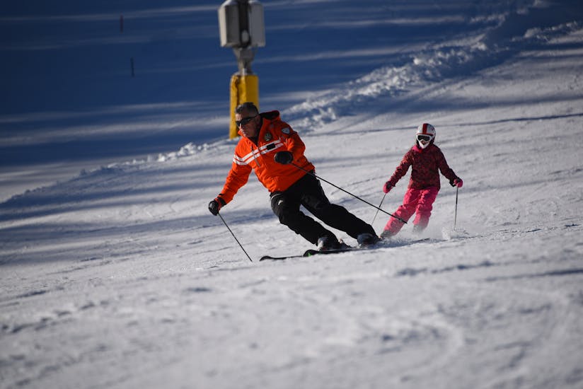 A kid and his instructor during a Private Ski Lessons for Kids of All Levels from Scuola Sci Civetta - Val di Zoldo Pecol.
