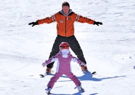 A kid during a Private Ski Lessons for Kids of All Levels from Scuola Sci Civetta - Val di Zoldo Pecol.