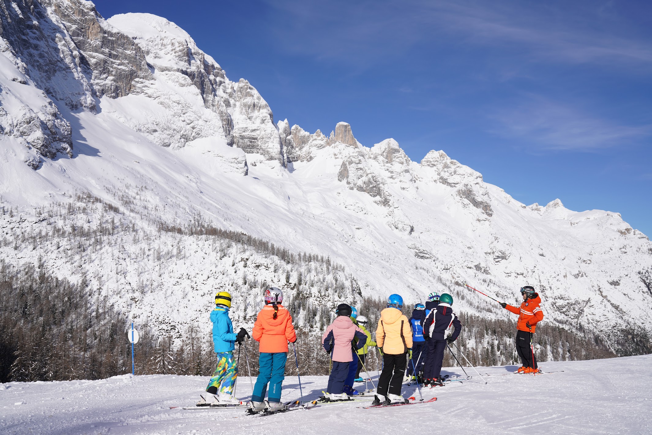 Un bambino e il suo istruttore durante delle Lezioni private di sci per bambini per tutti i livelli con Scuola Sci Civetta - Val di Zoldo Pecol.