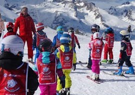 Kids are standing at the top of the slopes ready to start their Kids Ski Lessons "Ourson" (5-12 years) - First Timer with the ski school ESF du Dévoluy.
