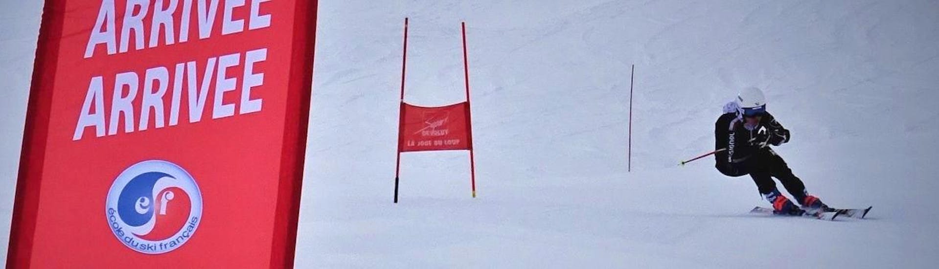 Un jeune skieur réalise un slalom pendant son Cours de ski pour Enfants "Compétition" - Avancé avec l'école de ski ESF du Dévoluy.