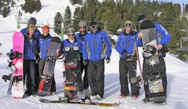 Foto van een groep voor de snowboardles voor kinderen en tieners van alle leeftijden "Get up and Shred" met Snowboard School SMT Mayrhofen.