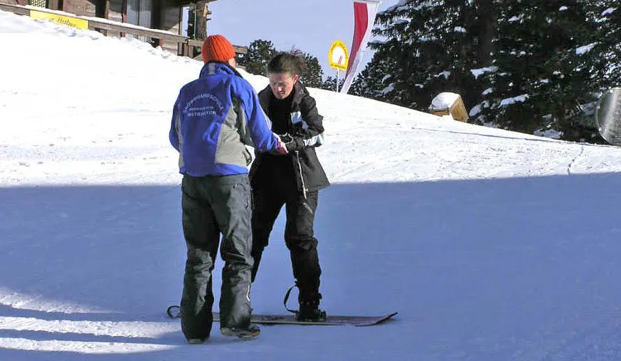 Privater Snowboardunterricht für Kinder & Erwachsene aller Könnensstufen mit der Snowboardschule SMT Mayrhofen Bild eines Lehrers mit seinem Schüler während des Snowboard Privatunterrichts für Kinder & Erwachsene aller Könnerstufen mit der Snowboardschule SMT Mayrhofen.