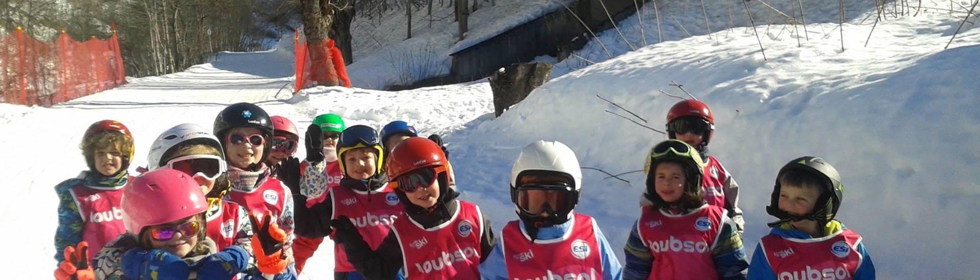Los niños están parados en medio de la pista durante sus clases de esquí para niños (3-11 años) - Vacaciones - Tarde con la escuela de esquí ESI Ecoloski Barèges. 