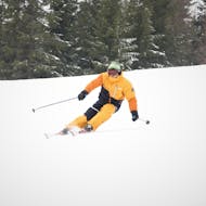During the Private Ski Lessons for Adults - All Levels, a skier is gaining new skills under the guidance of an experienced ski instructor from the ski school SnowMonkey in Špindlerův Mlýn.