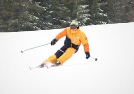 During the Private Ski Lessons for Adults - All Levels, a skier is gaining new skills under the guidance of an experienced ski instructor from the ski school SnowMonkey in Špindlerův Mlýn.