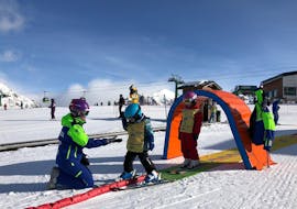 Children learn to ski in a safe environment during the kids ski lessons (4-5 years) - All levels with the ski school Escuela Española de Esquí Panticosa.
