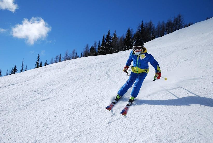 Een skiër skiet vol vertrouwen een helling af tijdens hun Privé Skilessen voor Kinderen - Vakantie met de skischool Moonshot La Bresse.