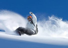 A snowboarder is snowboarding down a slope with confidence during their Private Snowboarding Lessons (from 6 years) - Holiday with the ski school Moonshot La Bresse.