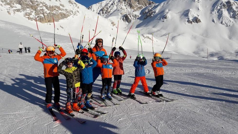 Bambini con istruttore pronti per una delle lezioni di sci per bambini per tutti i livelli a Campo Felice.