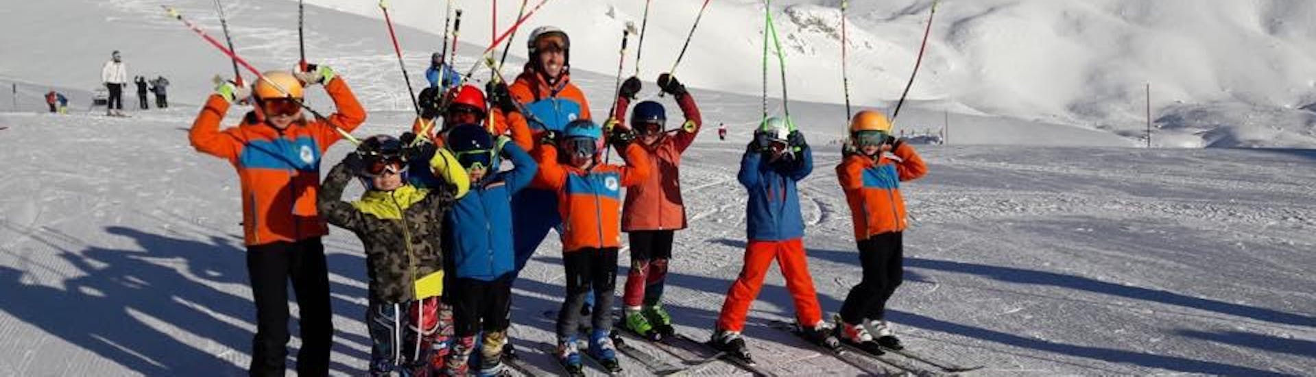 Kids with instructor ready for one of the kids ski lessons for all levels in Campo Felice.