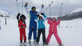 I bambini sono felici di partecipare a una delle lezioni di sci per tutti i livelli.