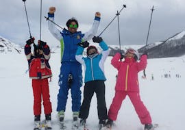 I bambini sono felici di partecipare a una delle lezioni di sci per tutti i livelli.