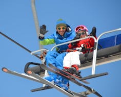 Maestro di sci e bambino durante una delle lezioni private di sci per bambini a tutti i livelli a Campo Felice.