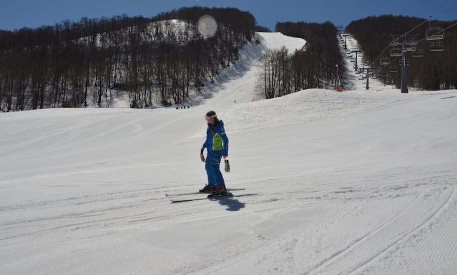 Maestro di sci che si prepara per una delle lezioni private di sci per adulti di tutti i livelli a Campo Felice.