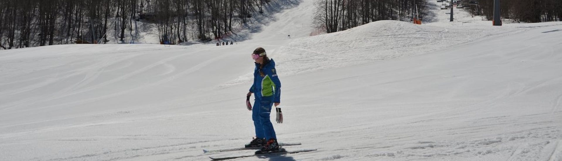 Maestro di sci che si prepara per una delle lezioni private di sci per adulti di tutti i livelli a Campo Felice.