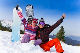 Partecipanti che prendono parte a una delle lezioni private di snowboard per bambini e adulti di tutti i livelli a Campo Felice.