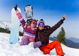 Partecipanti che prendono parte a una delle lezioni private di snowboard per bambini e adulti di tutti i livelli a Campo Felice.