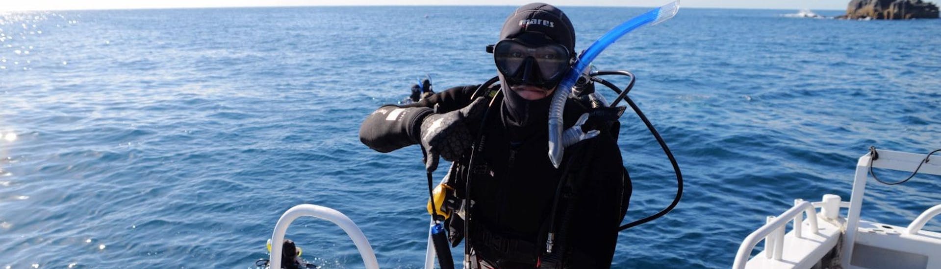 Under the guidance of a qualified dive instructor from Gold Coast Dive Centre, a man is preparing for his Discover Scuba Diving at Cook Island for Beginners.