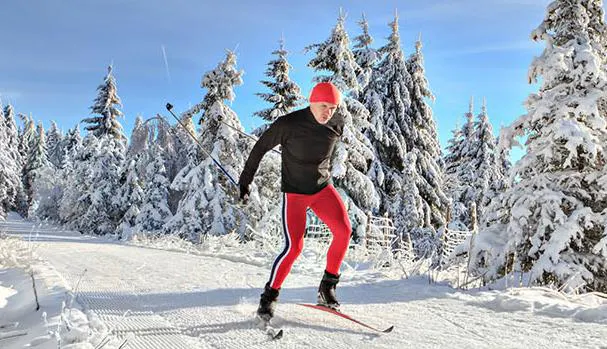 Private Cross Country Skiing Lessons for All Levels from Ski School Black Forest Magic Feldberg A participant of the Private Cross Country Skiing Lessons - All Levels with the ski school Schneesportschule Black Forest Magic Feldberg is passing through the snowy landscape of the Black Forest.