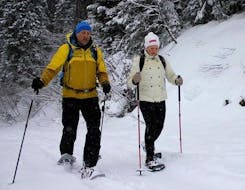 Two persons on snowshoes during their private snowshoeing tour with Wolfgang Pfeifhofer.