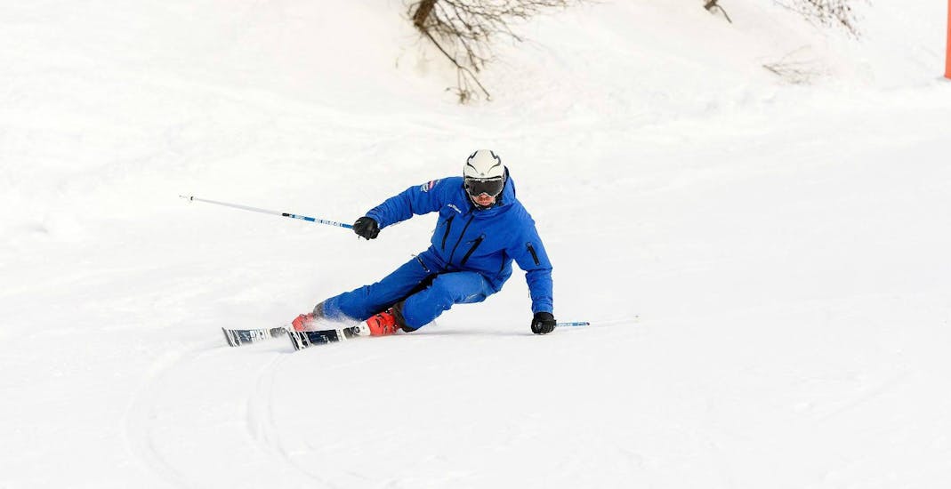 Im Rahmen des Angebotes "Privater Skikurs für Erwachsene - Alle Levels" der Skischule Altitude Ski School Zermatt demonstriert ein Skilehrer die korrekte Carving-Technik.