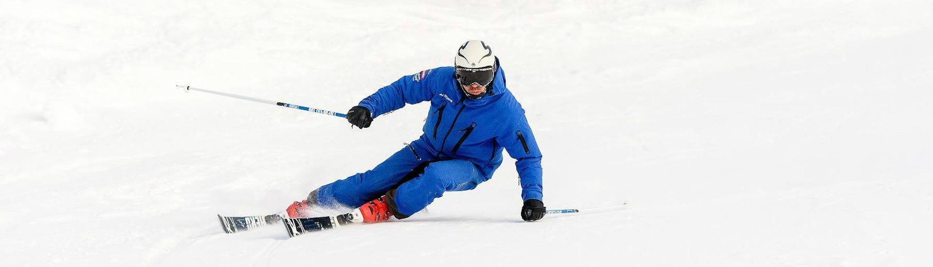 Durante las clases particulares de esquí para adultos de todos los niveles, con Altitude Ski School Zermatt, un instructor de esquí está demostrando la técnica de tallado correcta.