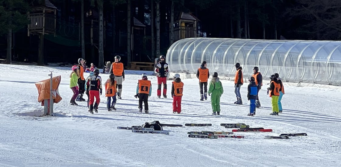 Lezioni di sci per bambini a partire da 7 anni per principianti.